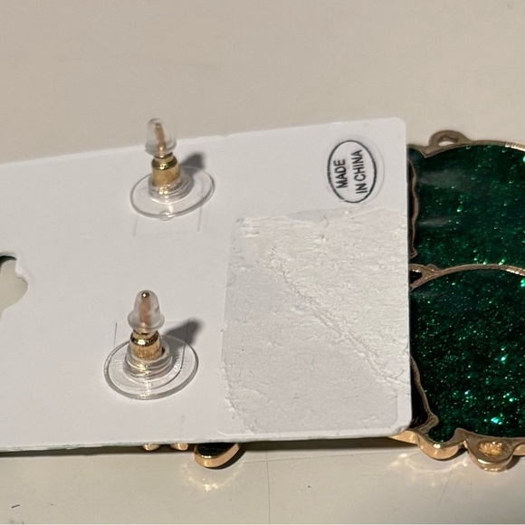 nOir Happy St.Patrick’s Day Pot O’ Gold dangling on leprechaun hat post earrings - Picture 2 of 2